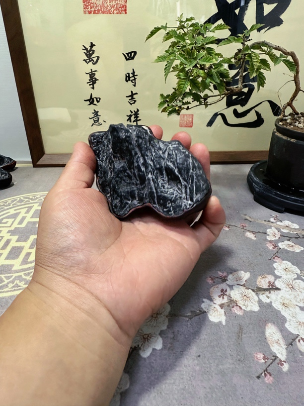 灵璧石手握江山 手把件 高端红木手工底座 茶宠原石