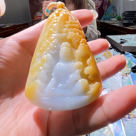 翡翠未镶嵌颈饰一个