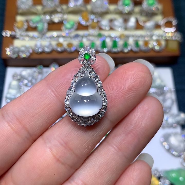 翡翠颈饰18K金镶嵌玻璃种葫芦