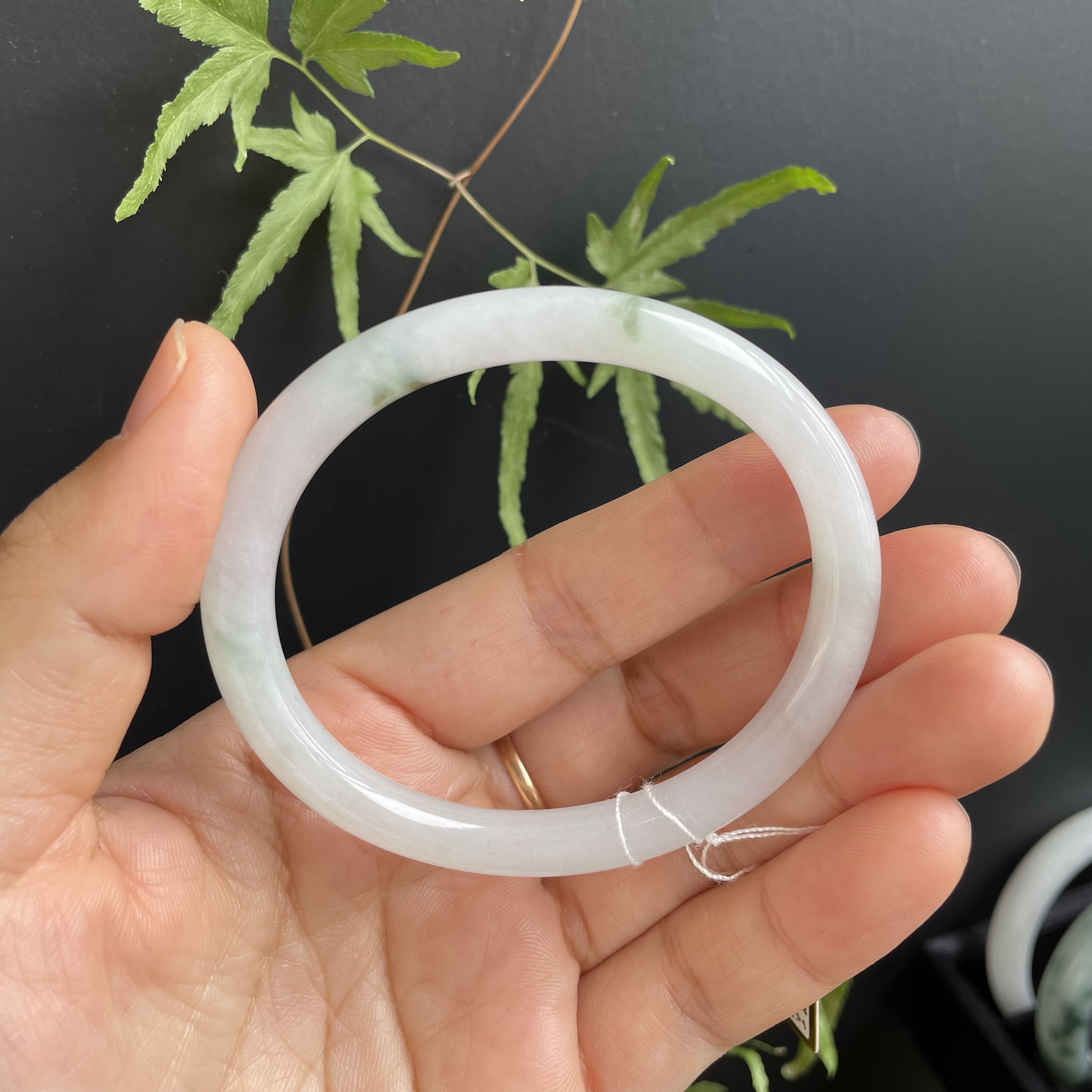 糯化飘花贵妃圆条56.8圈口种老肉细缅甸翡翠A货