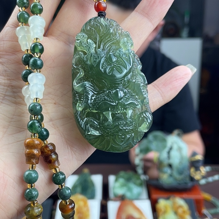 未镶嵌蛇纹石玉颈饰