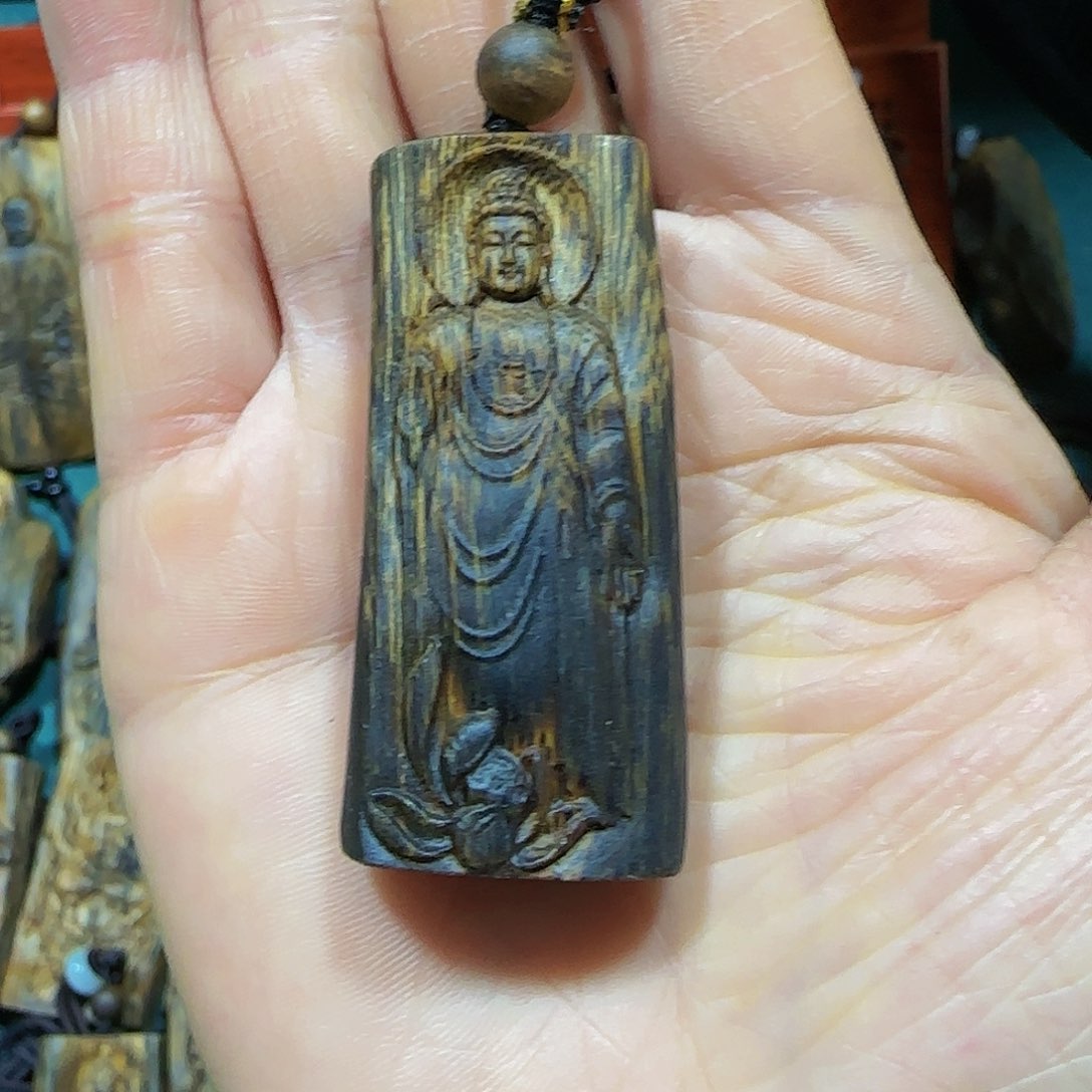 沉香吊坠崔*海南白奇乌身老料大日如来带绳10克