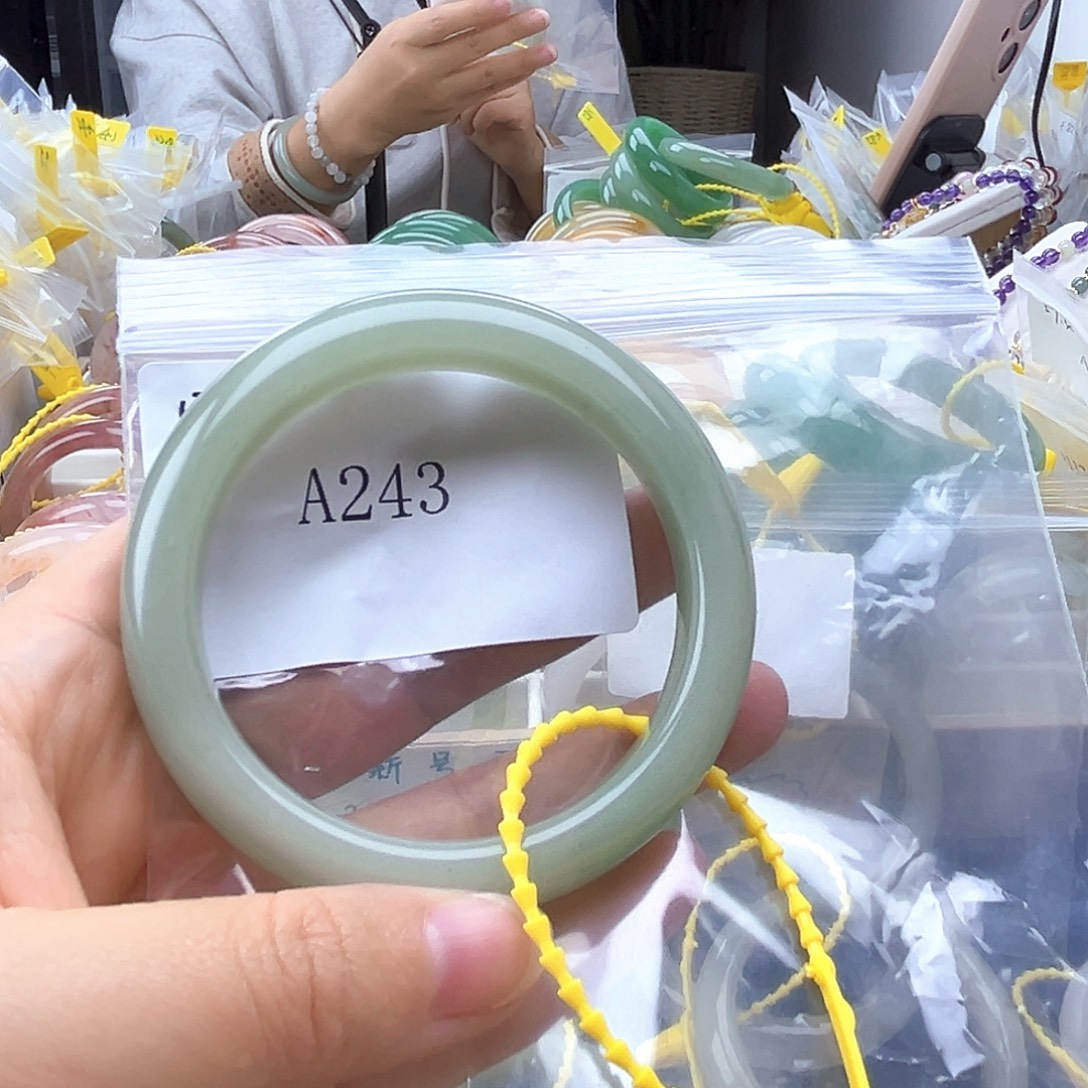 石英质玉未镶嵌手镯