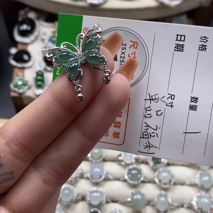 翡翠颈饰未镶嵌翡翠