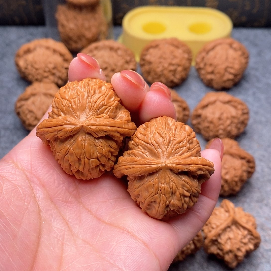 文玩核桃把件精品红皮白狮子特价150