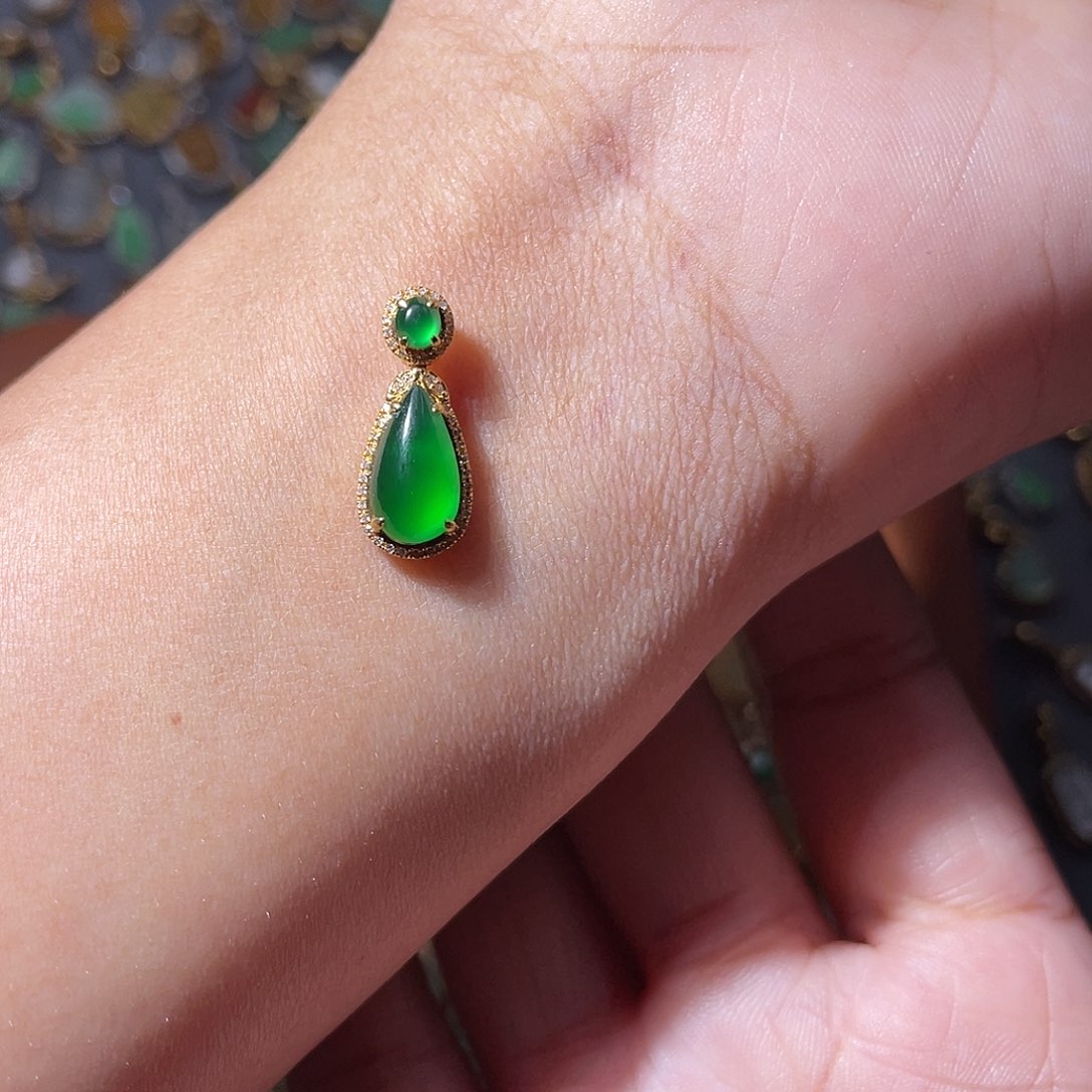 吊坠(不含链)18K金镶嵌翡翠为**乖