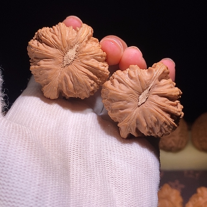 文玩核桃吊坠全品41卡姿兰球白