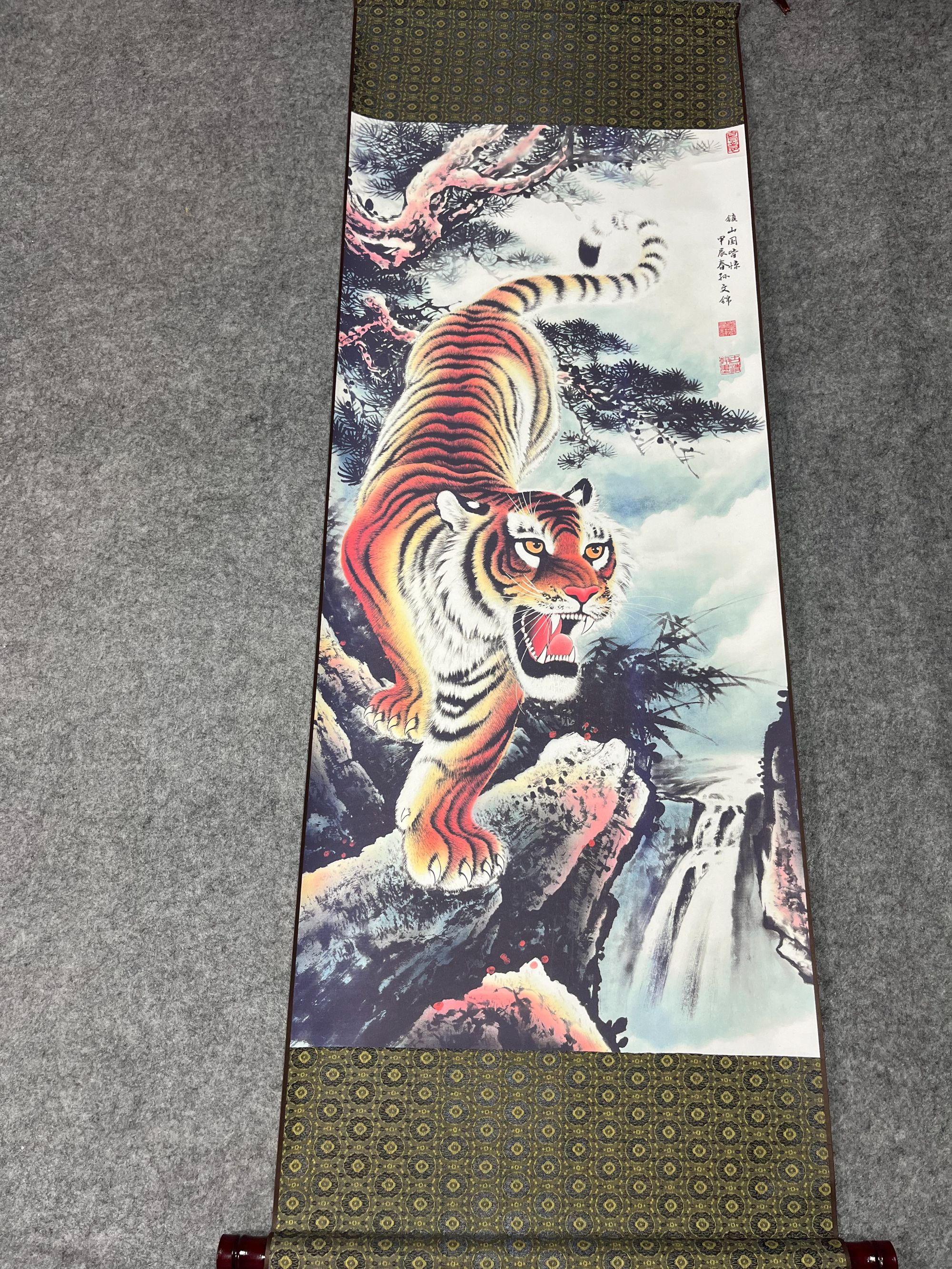 《震山国皆惊  .新下山虎》 宽45高140 国画