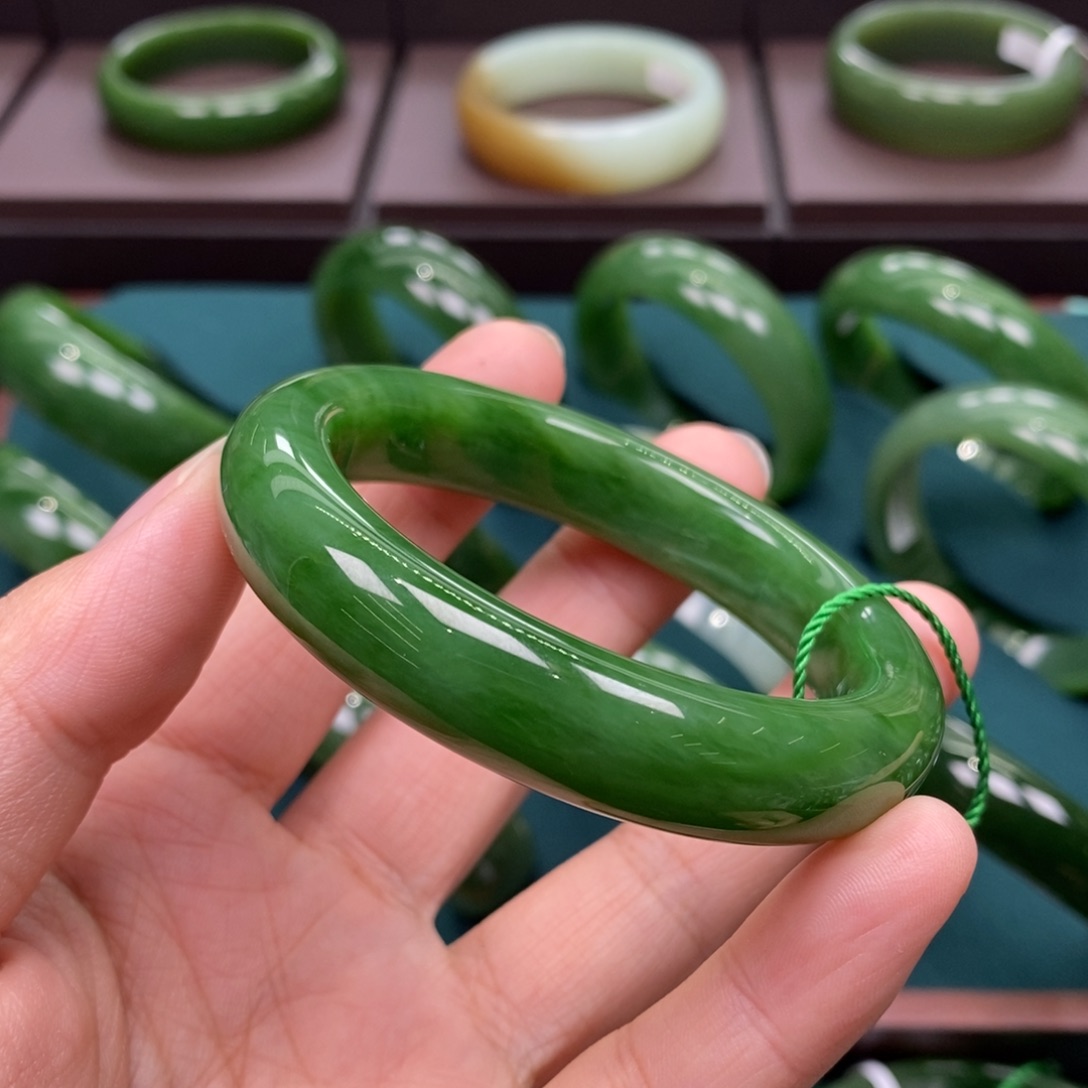 和田玉（碧玉）未镶嵌手镯