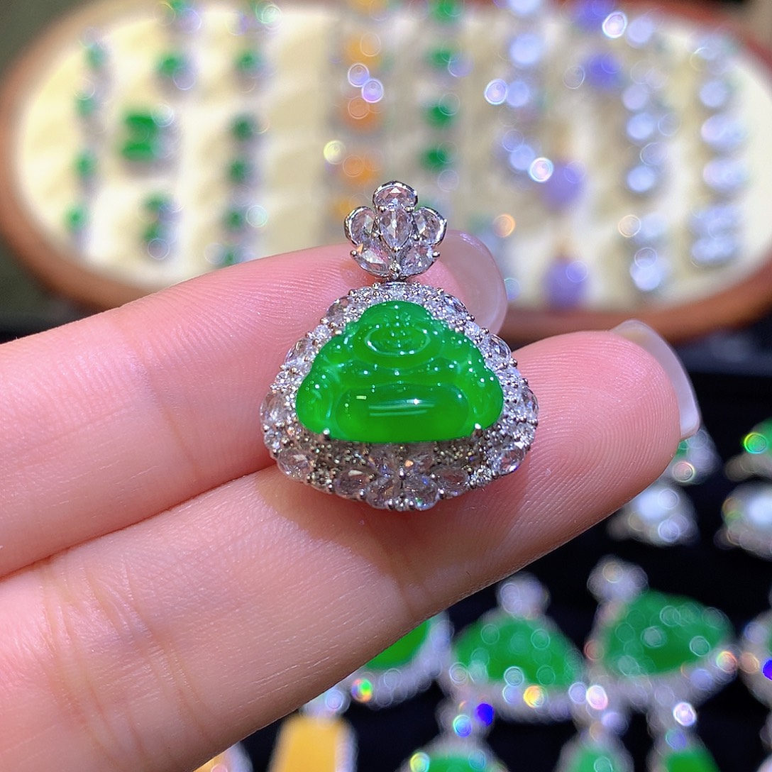 翡翠18K金镶嵌颈饰高冰满绿正阳弥勒佛一刀切