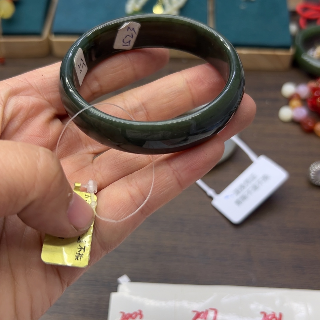 和田玉未镶嵌手镯55.7圈围1983