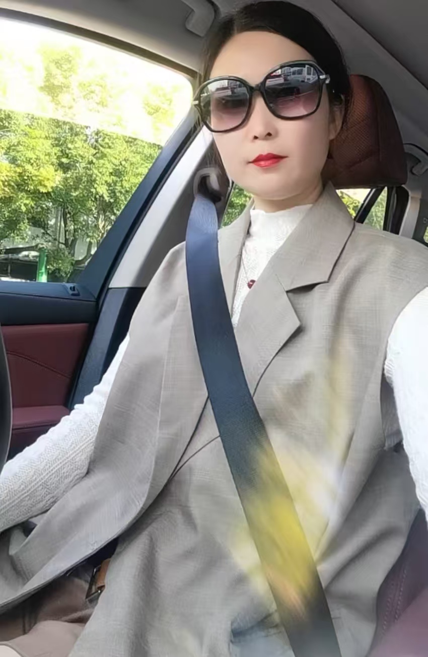 张二姐服饰直播间时尚休闲百搭女士宽松加厚短款连帽收腰加绒