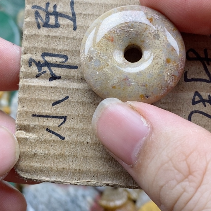 硅化珊瑚（珊瑚玉）未镶嵌颈饰财****）