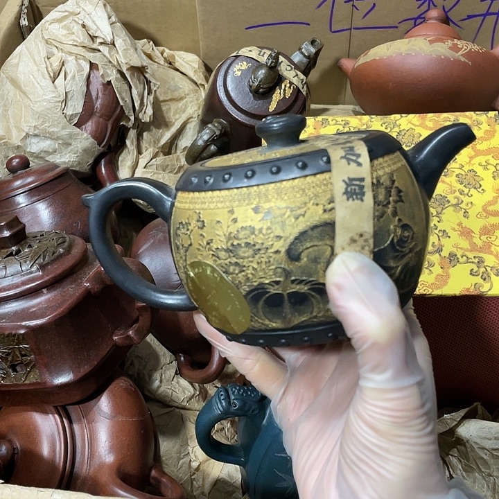 茶壶紫砂原矿泥料，手工制作的一把紫砂壶。