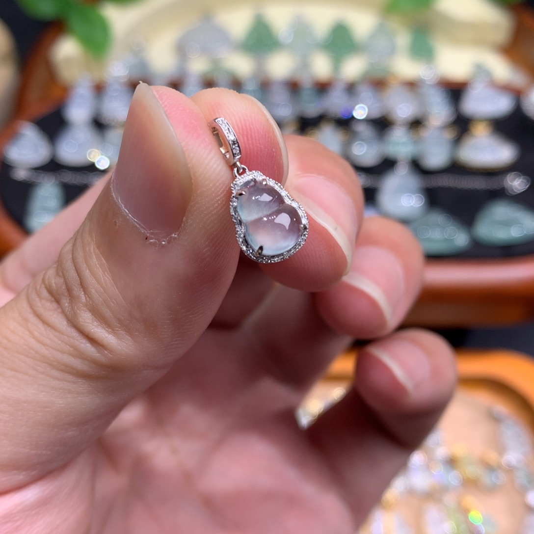颈饰18K金镶嵌翡翠葫芦