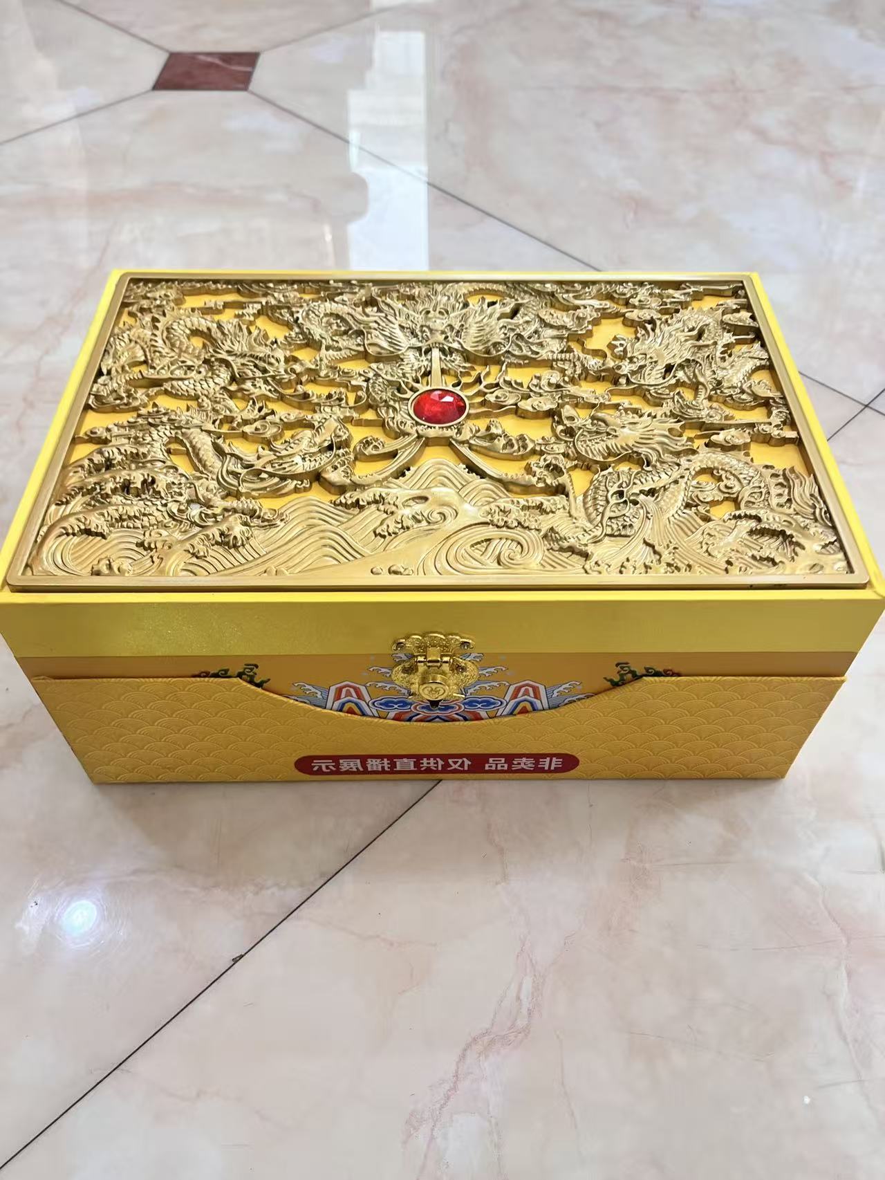 非卖品展示红色箱子