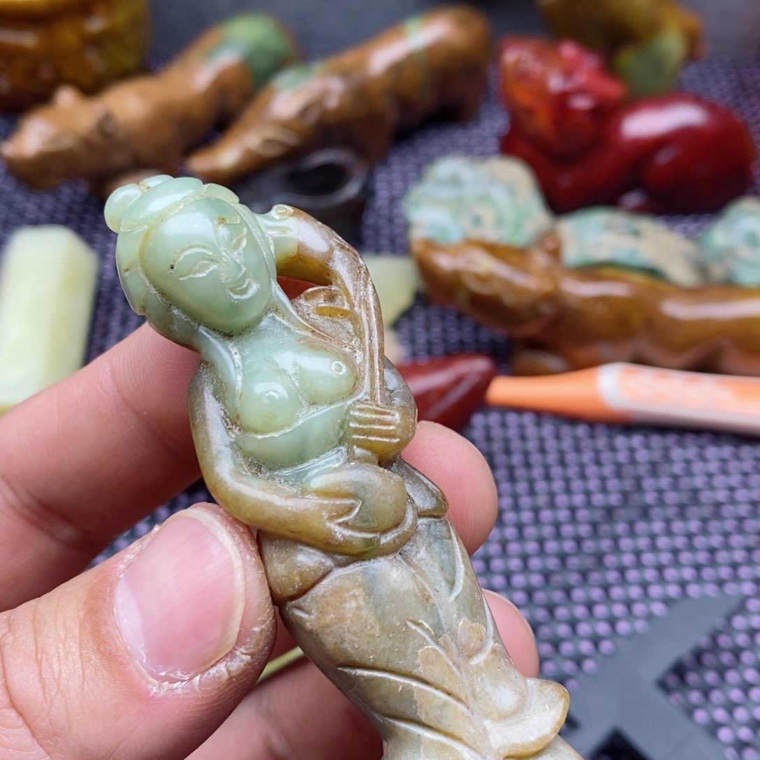 蛇纹石玉颈饰未镶嵌