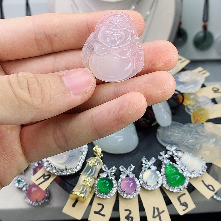 只买单纯的吊坠，没带链子，属的性质。石英石