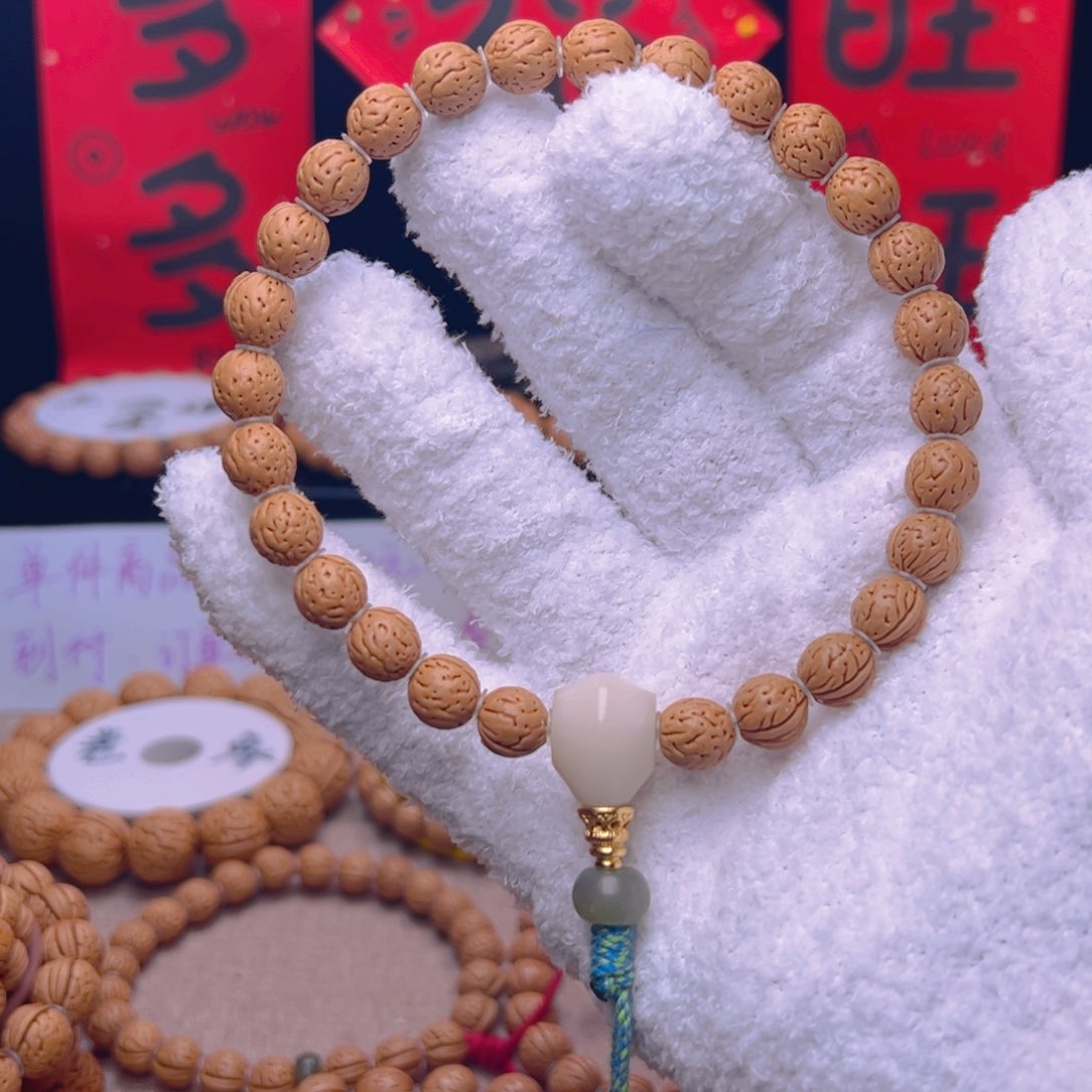 桃核手串0.9加水晶小皇桃手持