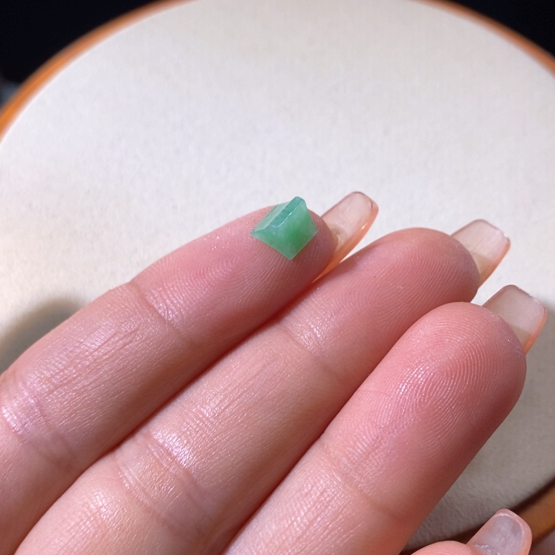 自***e翡翠未镶嵌颈饰翡翠放漏价