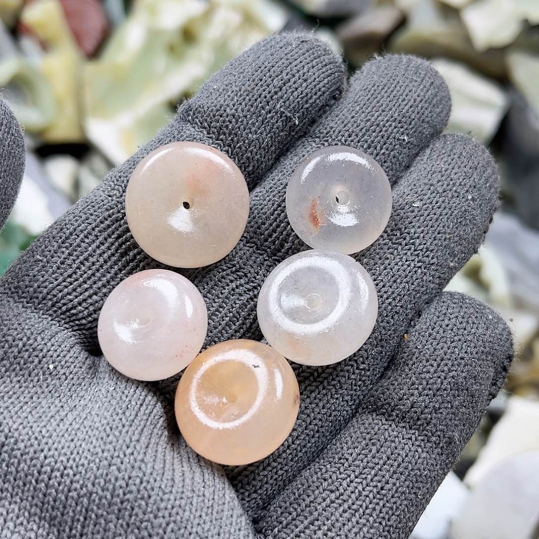 颈饰未镶嵌石英岩玉