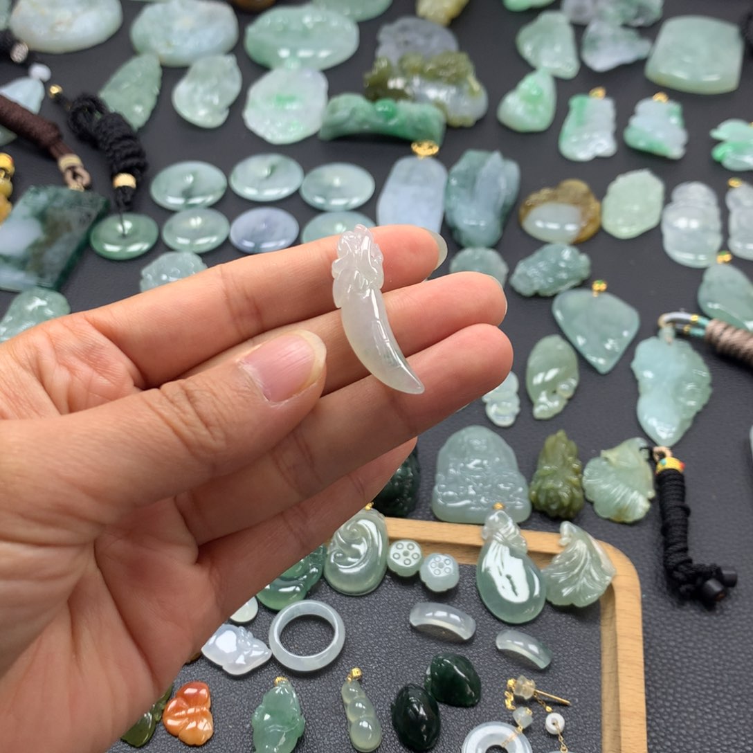 翡翠颈饰未镶嵌龙牙