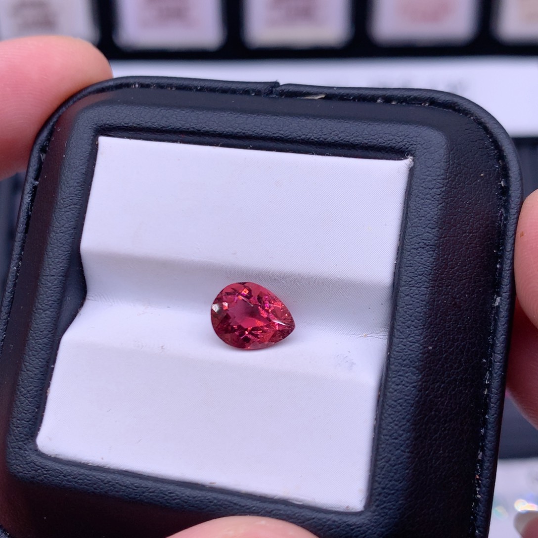 1.75克拉红色碧玺未镶嵌