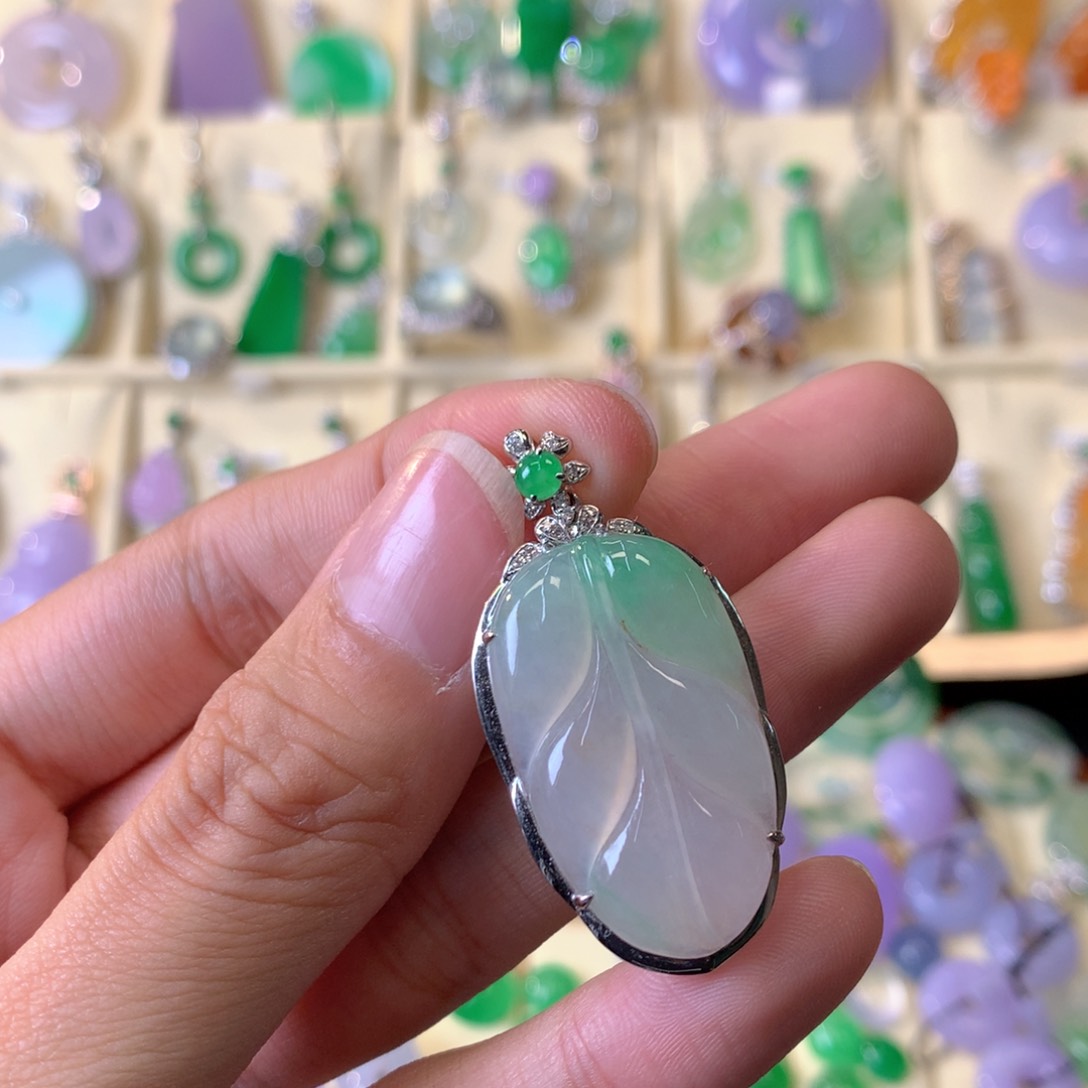 翡翠颈饰18K金镶嵌吊坠