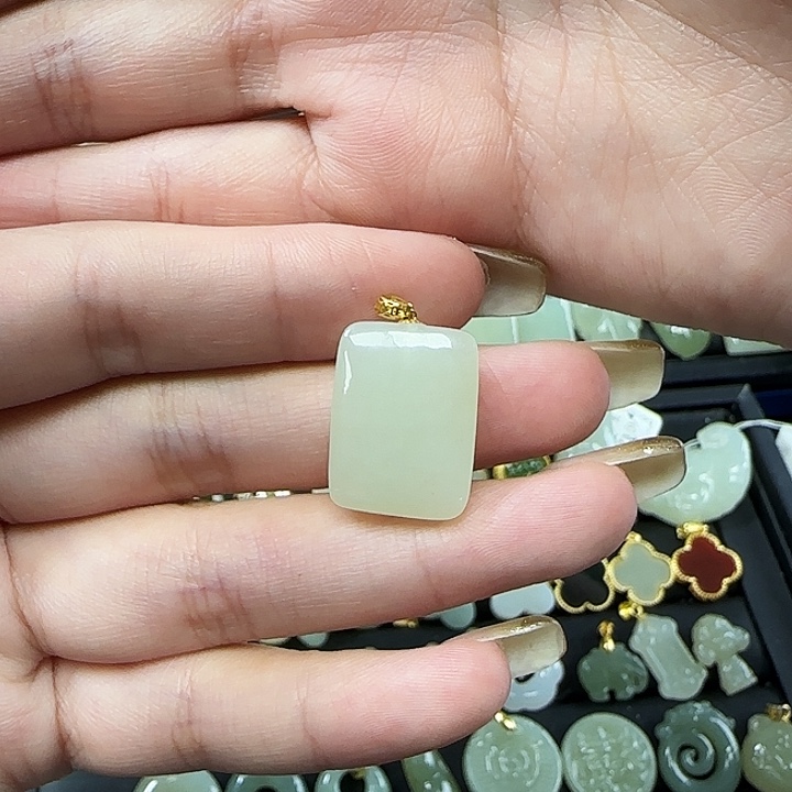 和田玉颈饰18K金镶嵌