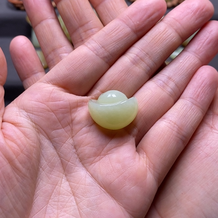 ****乔和田玉未镶嵌颈饰