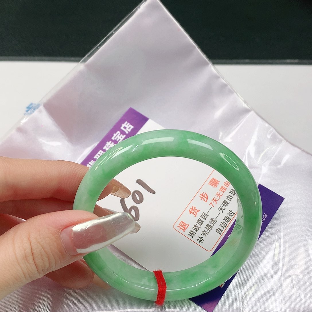 翡翠手镯未镶嵌翡翠手镯