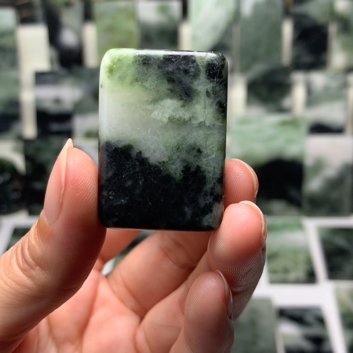 独山玉颈饰未镶嵌