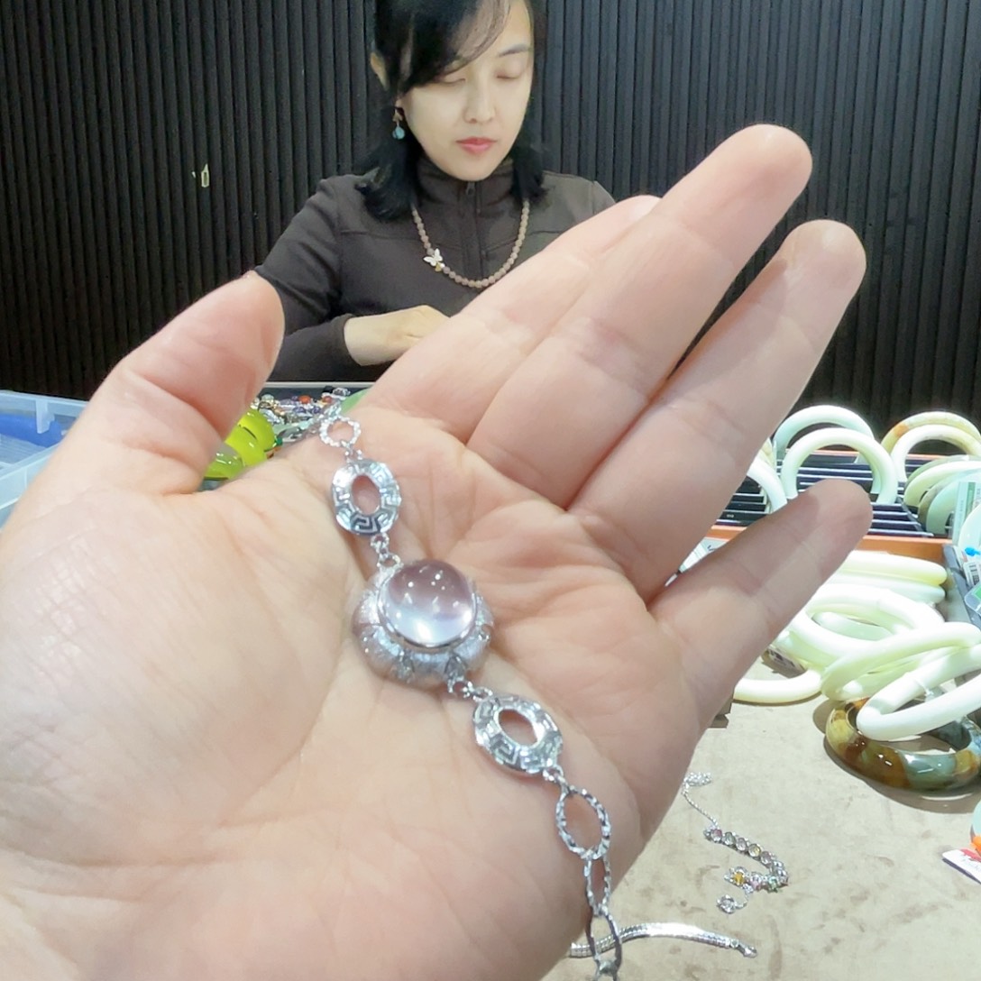 蛇纹石玉颈饰未镶嵌暴****羊