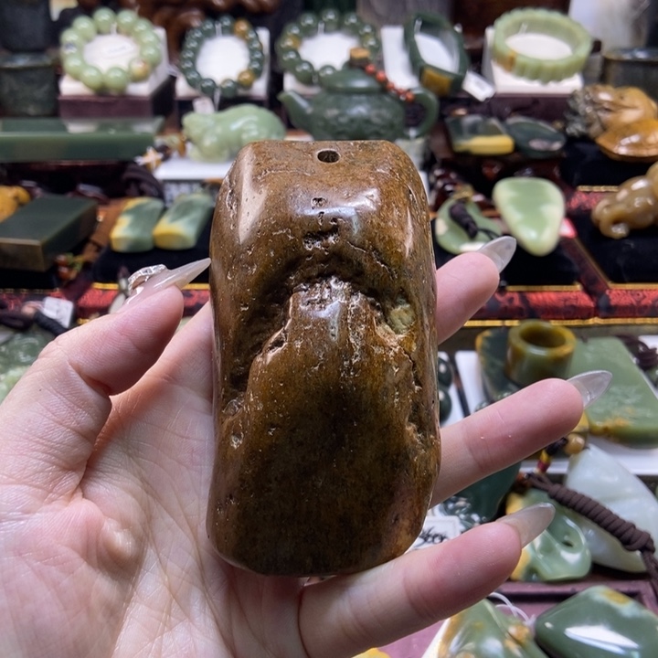 未镶嵌岫岩老玉（透闪石质玉）把件