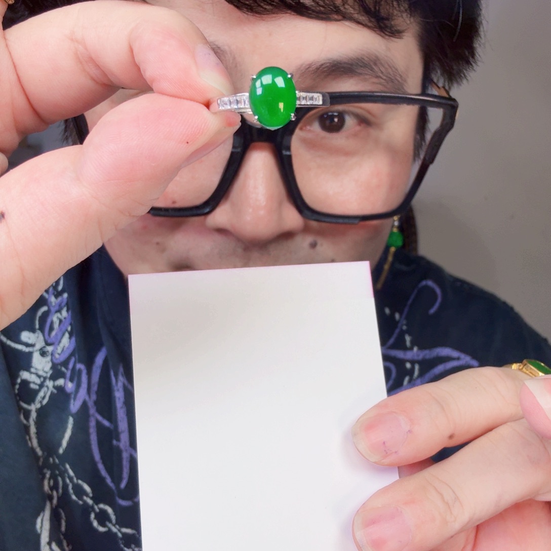 翡翠未镶嵌颈饰一件