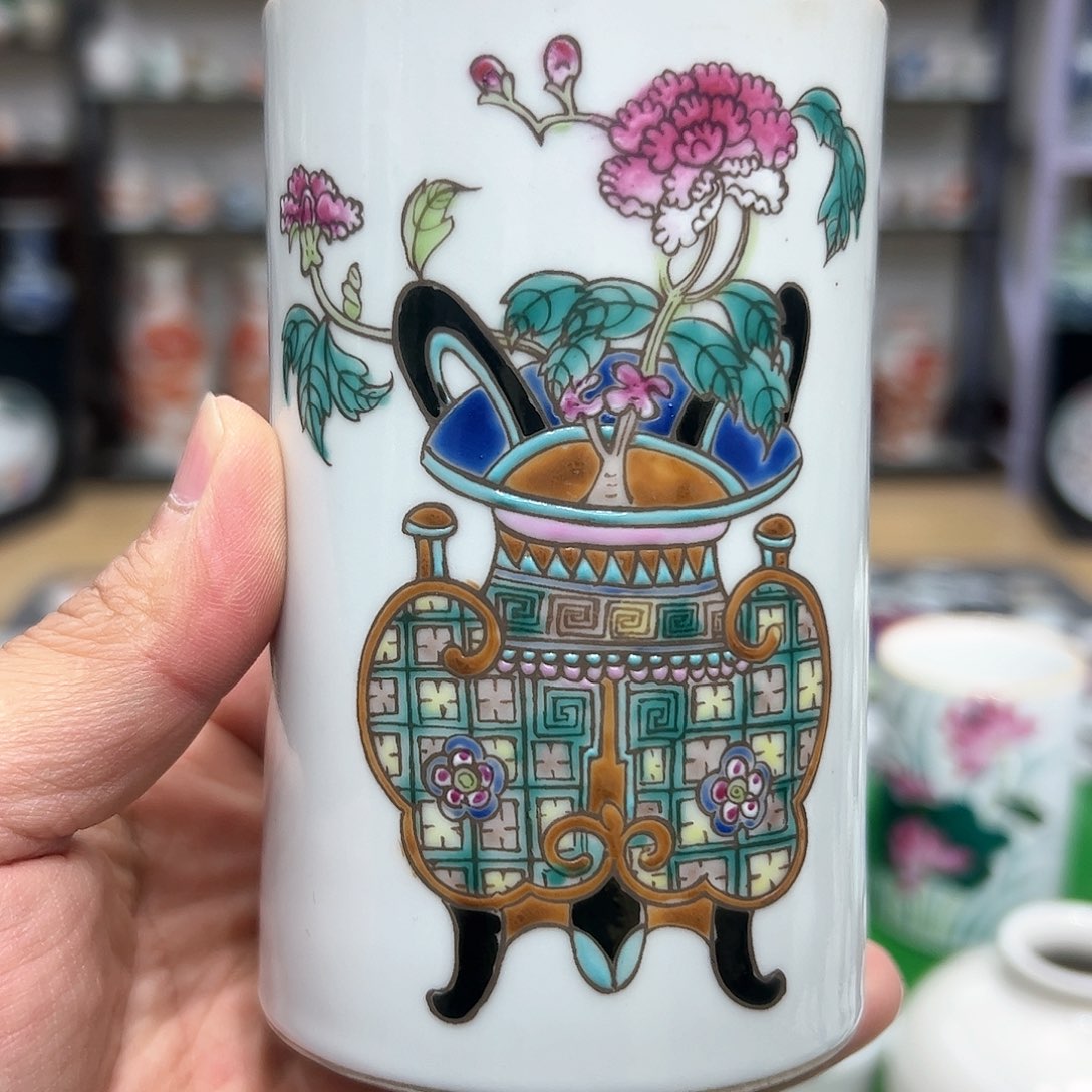 罐粉彩花卉笔筒一只