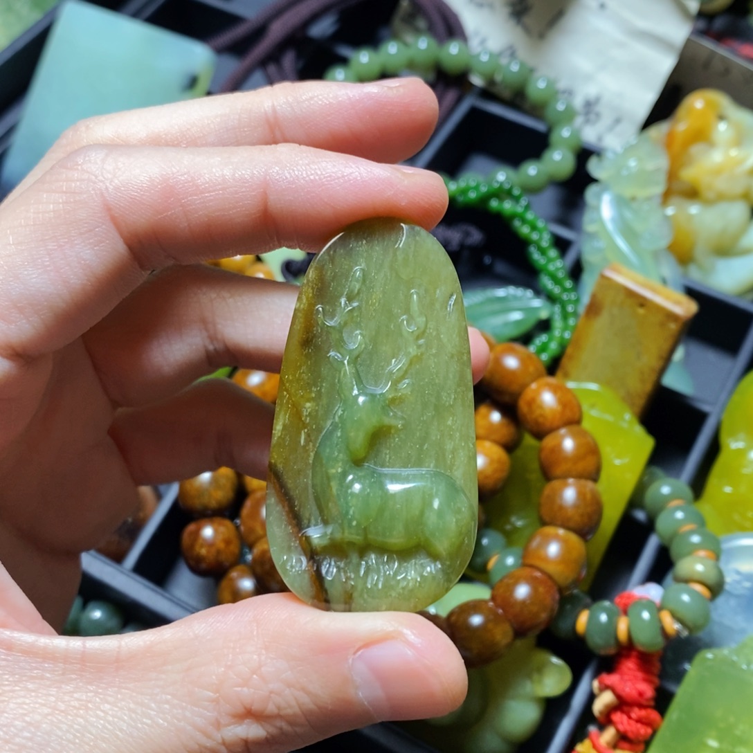 蛇纹石玉未镶嵌颈饰