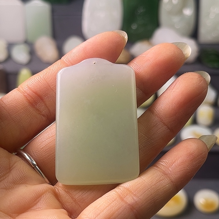 夏***呀和田玉（翠青玉）未镶嵌颈饰