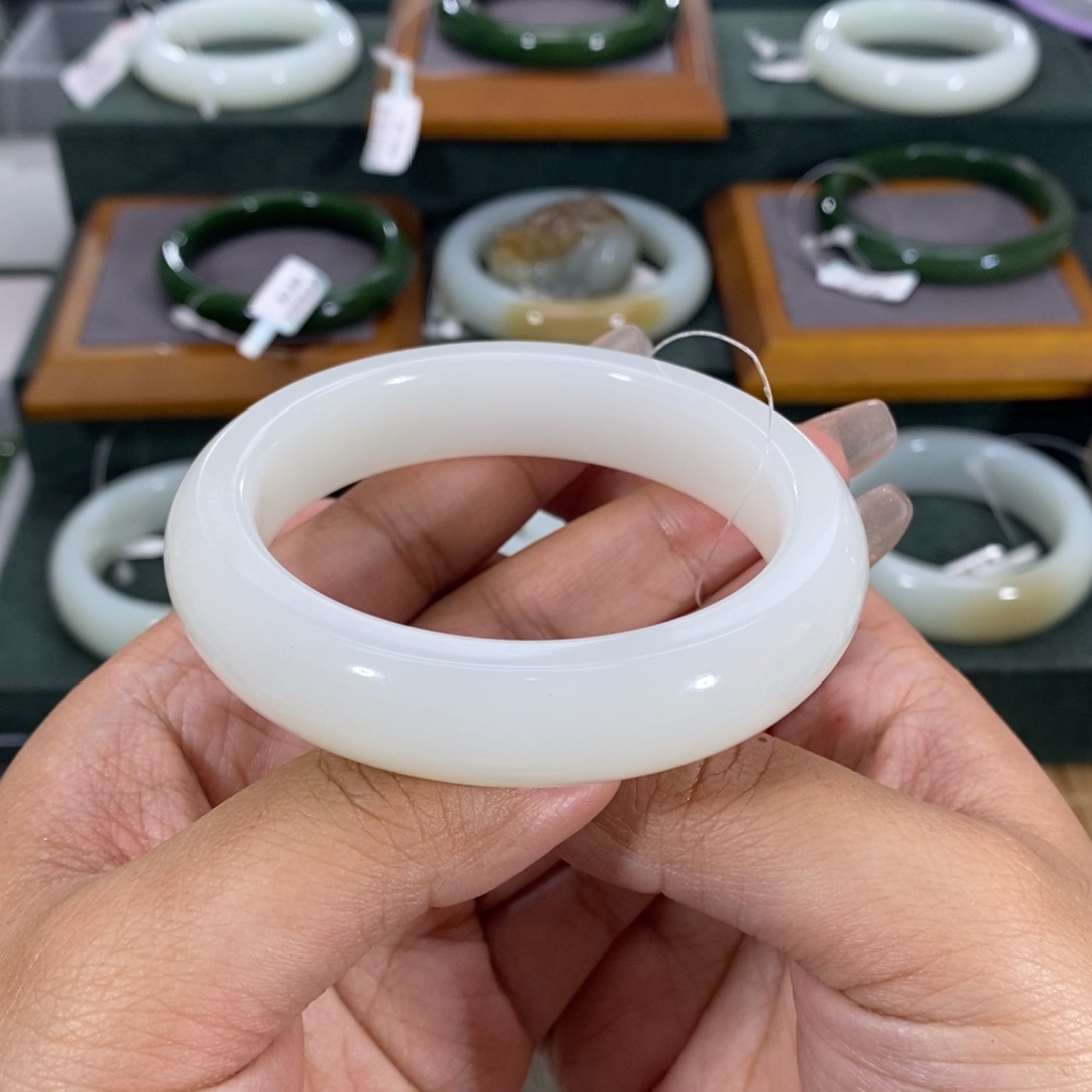 和田玉手镯未镶嵌