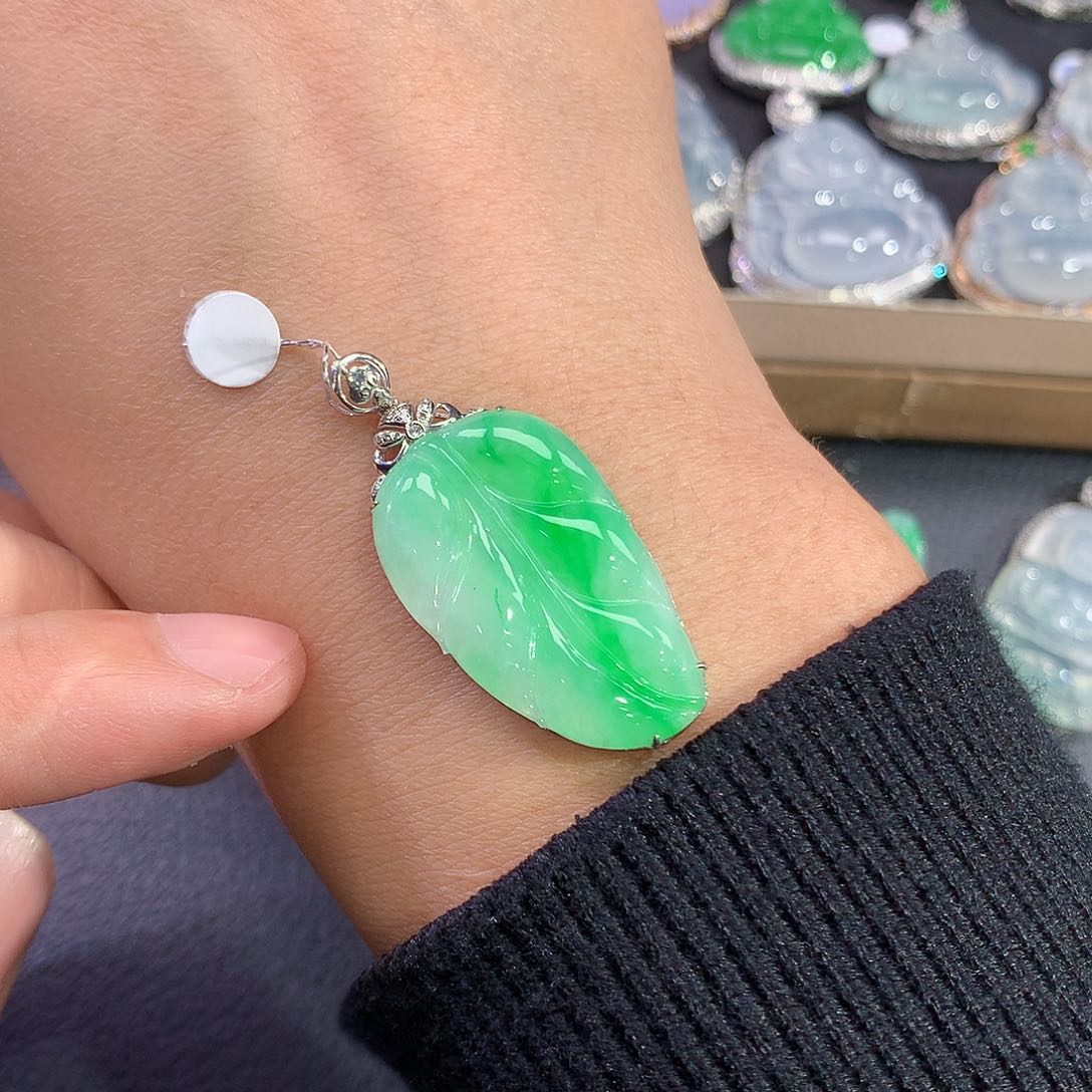 翡翠吊坠(赠链)18K金镶嵌