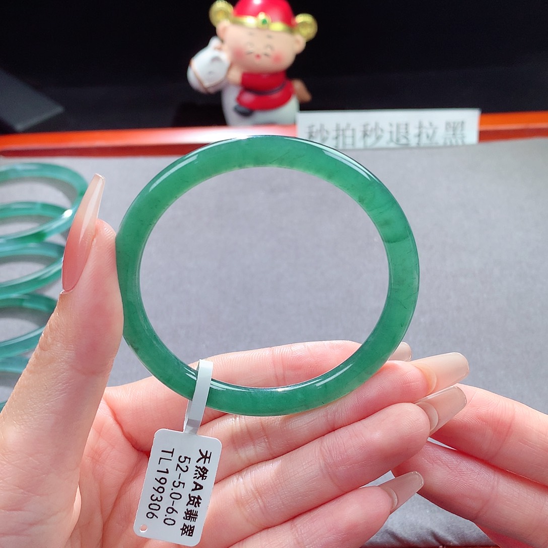 翡翠手镯未镶嵌天然