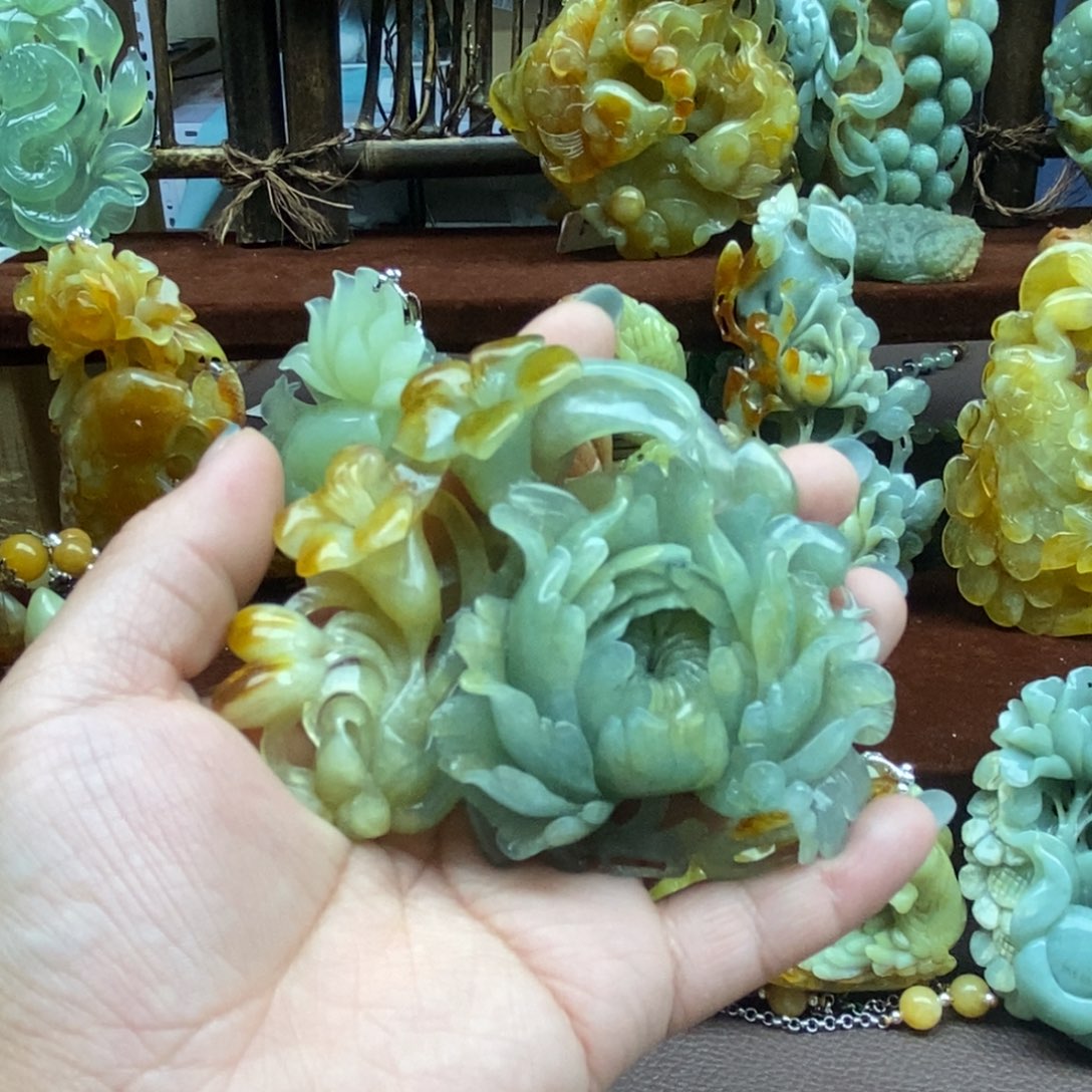 蛇纹石玉颈饰未镶嵌若*