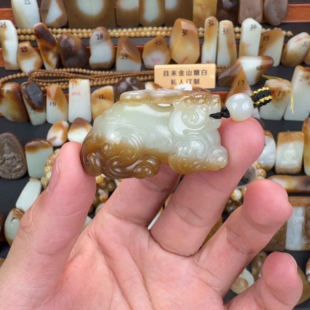 中***版和田玉（糖玉）未镶嵌颈饰