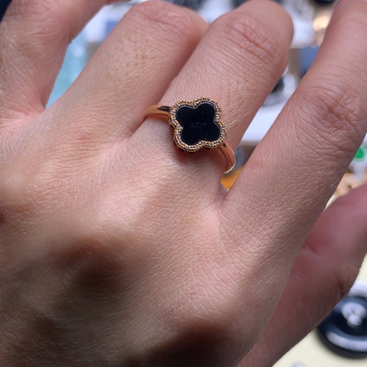 翡翠18K金镶嵌戒指四叶草