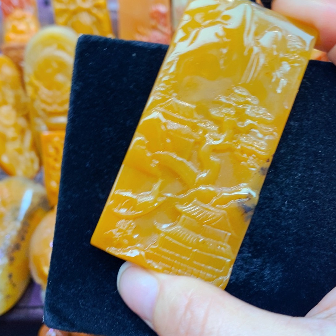 未镶嵌石英质玉（黄龙玉）颈饰