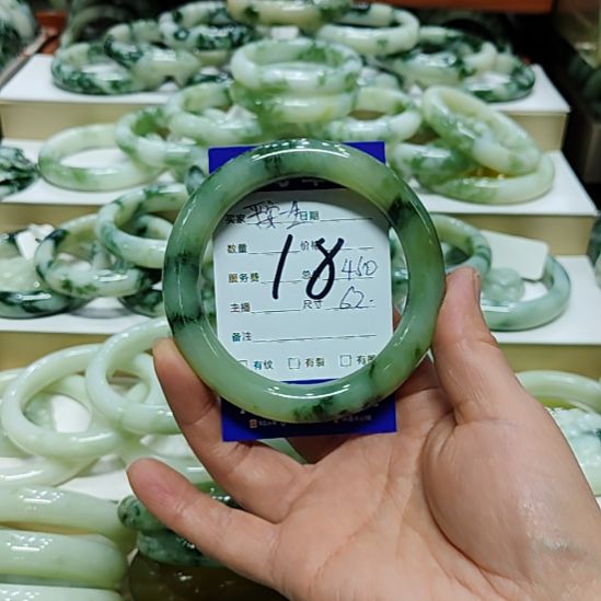 平***。透闪石-蛇纹石玉未镶嵌手镯