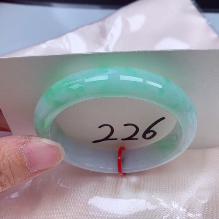 翡翠手镯未镶嵌翡翠