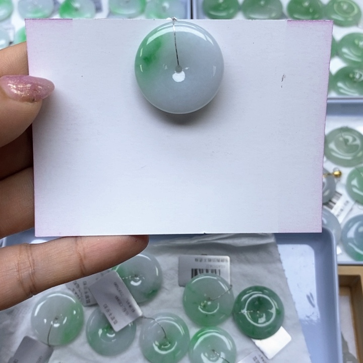 翡翠颈饰未镶嵌平安扣