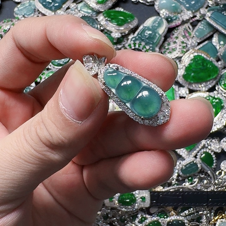 翡翠颈饰未镶嵌天然A货翡翠放漏