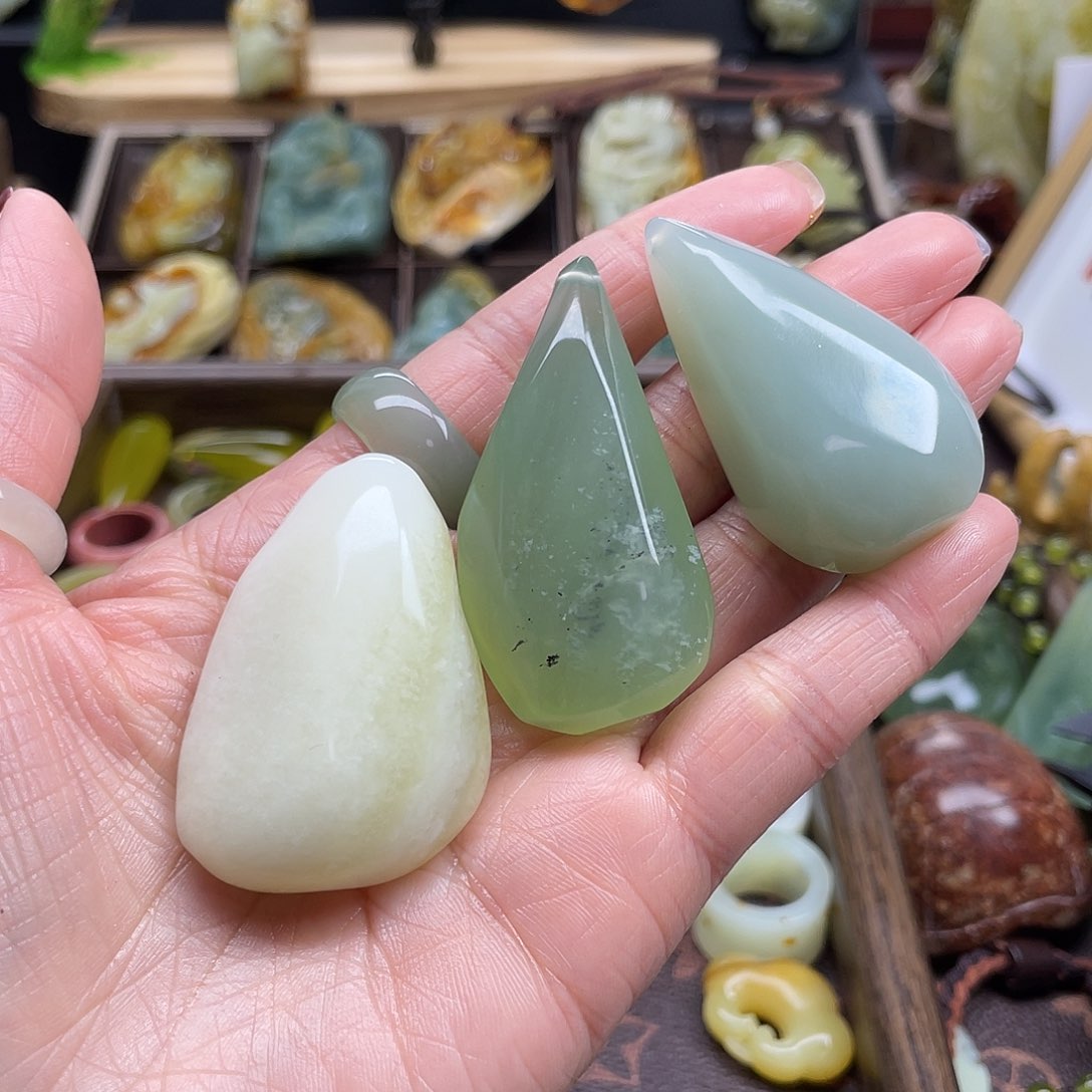 蛇纹石玉颈饰未镶嵌岫玉三个一起